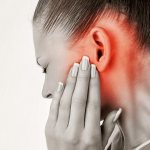 почему шелушатся мочки ушей